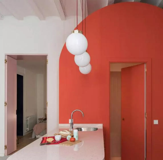在室內設計中，年度色“活力珊瑚紅”有哪些實用場景？